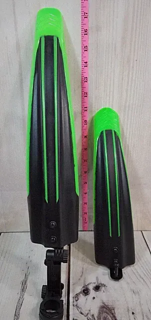 BICYCLE BIKE MUDGUARDS MUD GUARDS FENDERS ADJUSTABLE FLEXIBLE GREEN