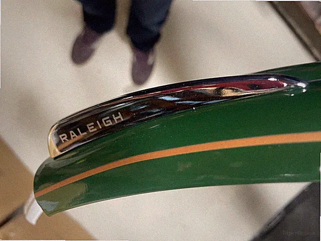 Green steel Raleigh hybrid classic fenders 700C